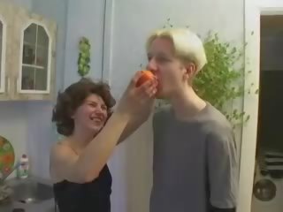 Russisk mamma og sønn spiller i kjøkken