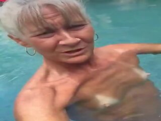 Menyesatkan perempuan tua leilani di itu kolam renang, gratis seks 69 | xhamster