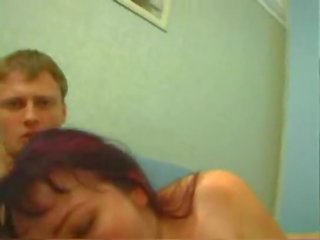Dua warga rusia youths seks / persetubuhan yang matang muda perempuan
